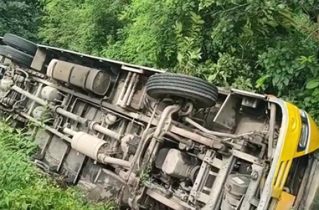 हल्द्वानी: खाई में पलटी स्कूल बस, 12 से ज्यादा बच्चे घायल, चालक पर लापरवाही का आरोप