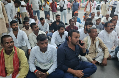 बिहार : राबड़ी देवी के आवास पर टिकट मांगने पहुंचे राजद कार्यकर्ता