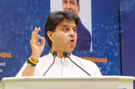पार्षद पति, सरपंच पति जैसी प्रथाओं को खत्म कर महिलाएं अपना हक लें: सिंधिया