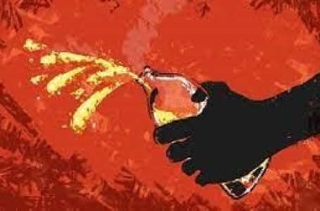 दिल्ली : एसिड अटैक मामले में नया मोड़, पीड़िता के आरोपों पर सवाल, पिता फरार