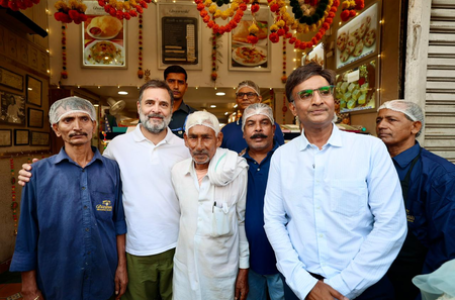 दीपावली पर राहुल गांधी पहुंचे पुरानी दिल्ली की ऐतिहासिक ‘घंटेवाला’ दुकान, खुद बनाई इमरती और लड्डू