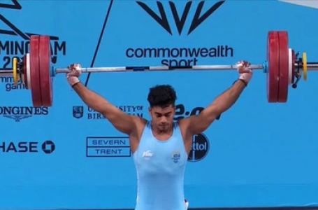 अंचिता शेउली : बचपन में पिता को खोया, घर चलाने के लिए मां के साथ मिलकर किया काम, चुनौतियों से लड़कर वेटलिफ्टर बने