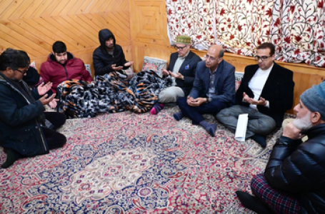 नौगाम विस्फोट: सीएम उमर अब्दुल्ला ने पीड़ित परिवारों से की मुलाकात, हर संभव मदद का भरोसा