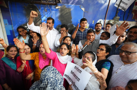 दिल्ली में आम आदमी पार्टी का प्रदर्शन, सरकार पर लगाए कई आरोप