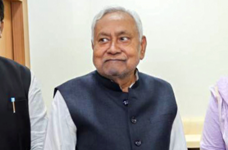 बिहार में नई सरकार गठन की प्रक्रिया शुरू, नीतीश ने राजभवन पहुंचकर विधानसभा विघटित करने का अनुशंसा पत्र सौंपा