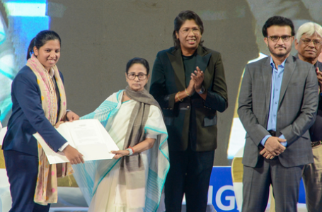 ऋचा घोष: बंगाल सरकार ने बंग भूषण पुरस्कार और डीएसपी पद से नवाजा, कैब ने भेंट किया सोने का बल्ला