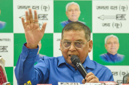 लालू सजायाफ्ता के लिए वोट मांग सकते हैं, शपथ ग्रहण में नहीं आ सकते : नीरज कुमार