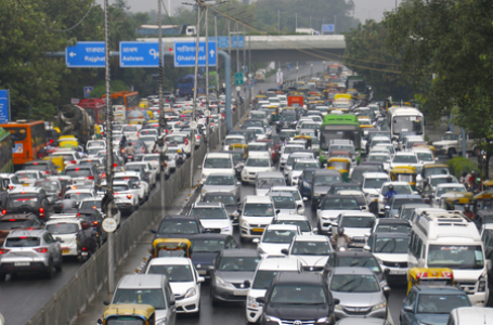 नोएडा: प्रदूषण नियंत्रण के लिए बड़ा फैसला; पुराने वाहनों के इस्तेमाल पर रोक, निर्माण कार्य पर भी पाबंदी