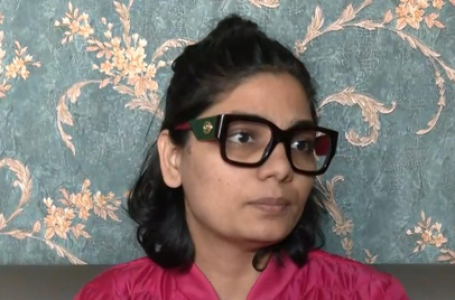 नेहा सिंह राठौर ने गिरफ्तारी की चर्चाओं को बताया अफवाह, कहा- ‘मैं लखनऊ में हूं, पुलिस ने कोई नोटिस नहीं दिया’