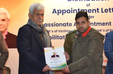 जम्मू और कश्मीर: उपराज्यपाल मनोज सिन्हा ने आतंकी हमलों के शिकार परिवारों को दिए नियुक्ति पत्र