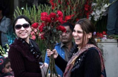 पाकिस्तान में महिला पत्रकारों की संख्या गिरी, अहम मौकों पर लाइव न्यूज से भी नदारद!