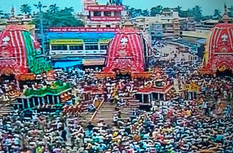 A milling crowd of hundreds of thousands of devotees trying to h                       ave ‘darshan’ of the ‘Lord’ during Odisha’s famous Jagannath Rath Yatra at Puri
