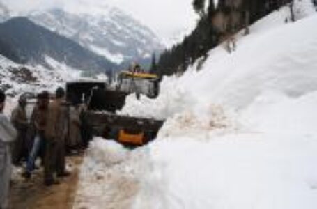 Avalanche-hit Jammu-Srinagar highway
