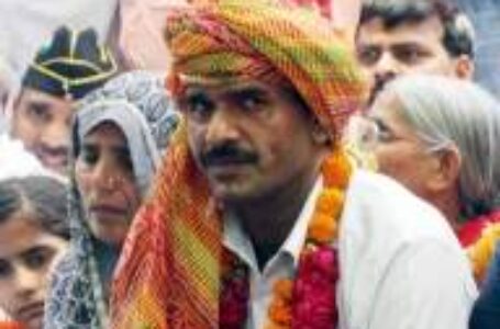 Ex-BSF trooper Tej Bahadur Yadav, who was dismissed from service after he complained about poor quality of food served to forces, was on Monday fielded by the SP against against Prime Minister Narendra Modi from Varanasi LS  constituency .