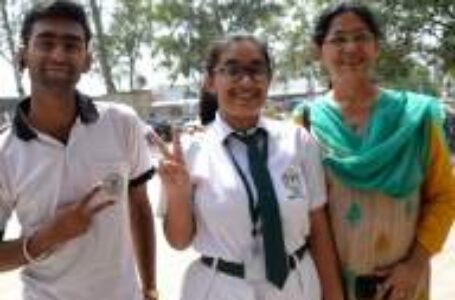 Ghaziabad girl Hanshika Shukla ( in the middle) , who topped the CBSE Class 12 exams, on Thursday
