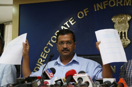 Kejriwal compares LG Saxena’s notices to ‘wife’s love letters’
