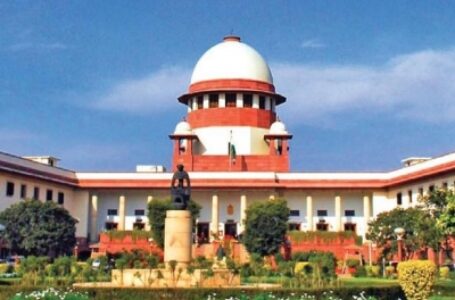 Mother only natural guardian of child, has the right to decide the surname: SC