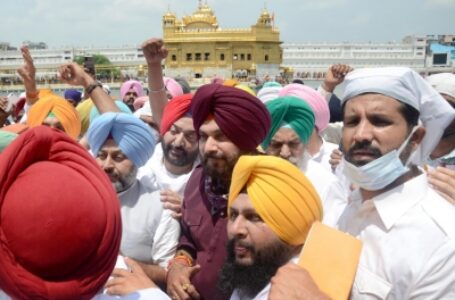 Amid standoff with Punjab CM, Sidhu shows solidarity, strength