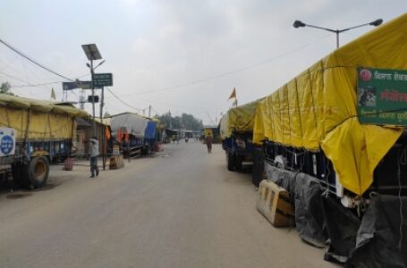 Tractor-trolleys parked at Singhu, but very few occupants
