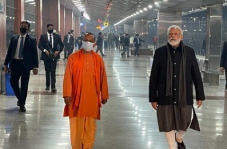 Modi makes surprise visit to Varanasi station