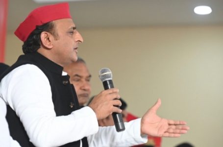 Akhilesh claims cops stopping people from voting in Rampur, Mainpuri