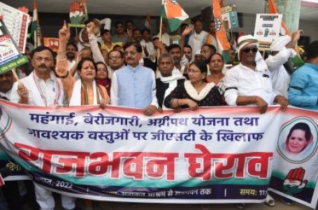 Cong workers clash with police in Patna, stopped from going to Guv House