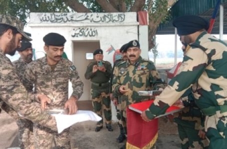 BSF, Pakistan Rangers exchange sweets on IB in Jammu