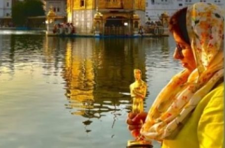 Guneet Monga visits Amritsar’s Golden Temple with her Oscar trophy