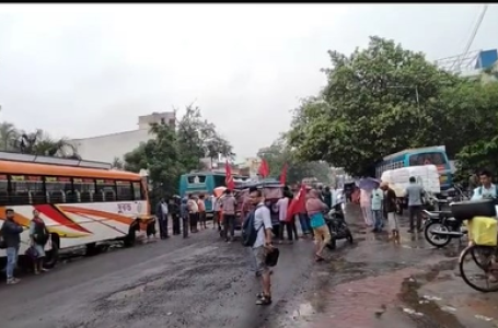 Bharat Bandh: Strikers resort to rail and road blockades in parts of Bengal