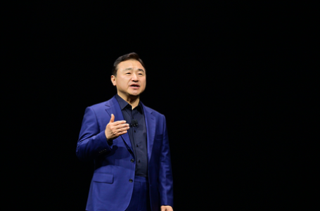 Samsung set to launch tri-foldable phone later this year: Roh Tae-moon