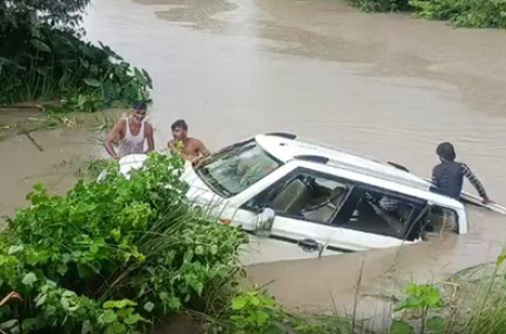 11 dead as vehicle plunges into canal in UP’s Gonda