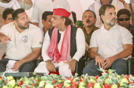 Akhilesh meets Lalu Yadav, extends full support to Tejashwi during Voter Adhikar Yatra