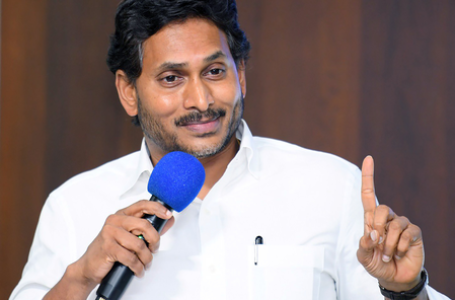 Chandrababu Naidu, Rahul Gandhi in touch through hotline, says Jagan Reddy