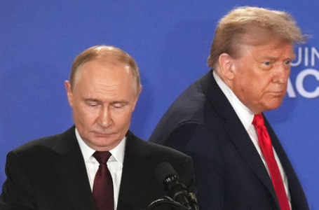 Trump seeks to hold trilateral summit as early as Aug 22