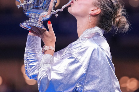 US Open: Sabalenka defends crown with win over Anisimova